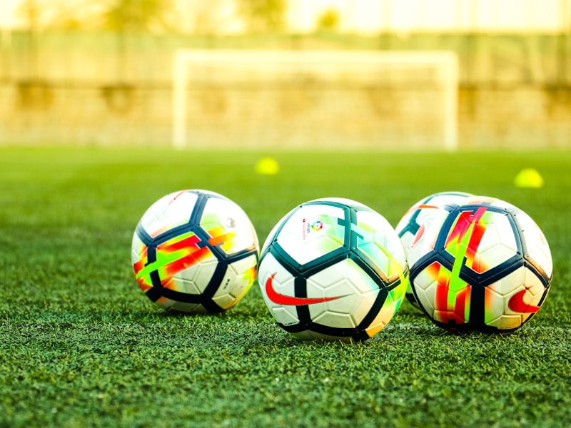 足球战术分析板展示 - 专业分析师正在讲解比赛战术布置