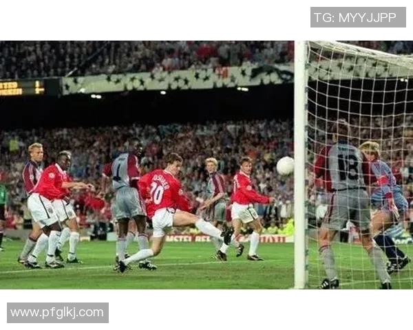 世界杯焦点战拜仁逆转曼联争议判罚引发全场热议